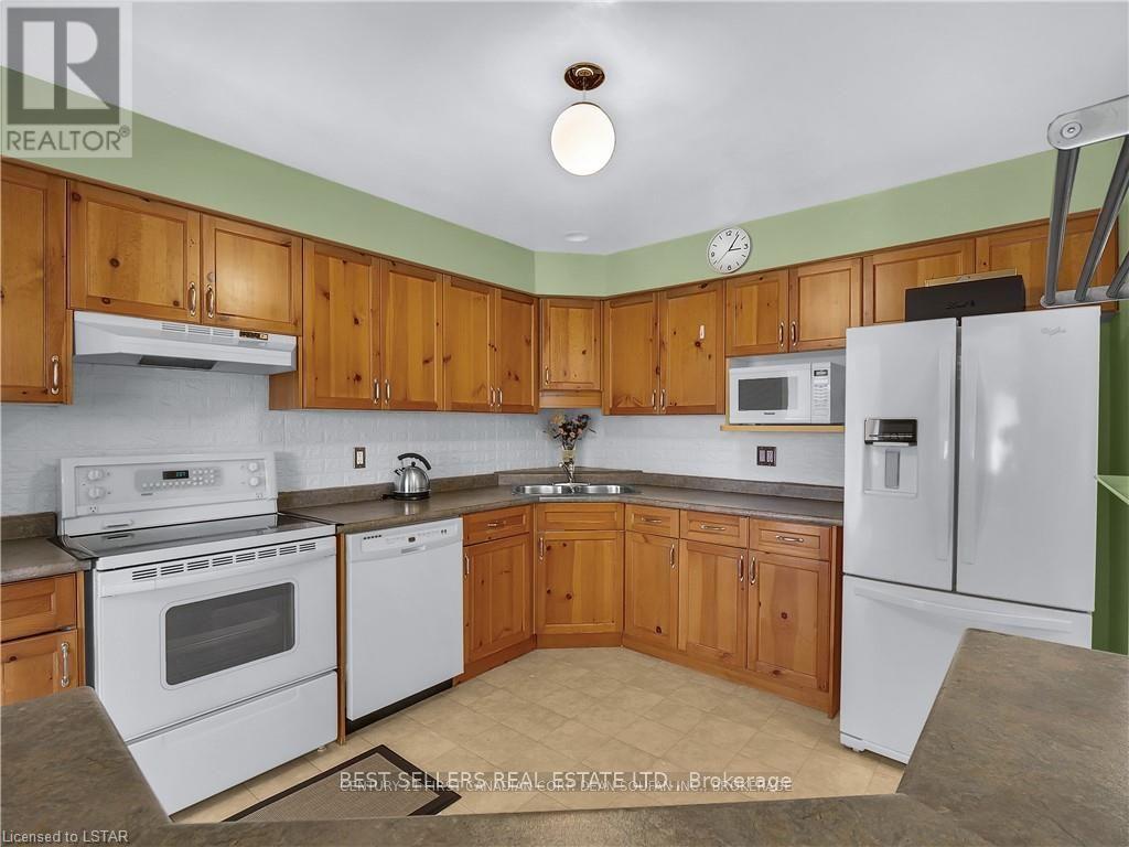 11 - 185 North Centre Road, London North, Ontario  N5X 4C9 - Photo 4 - X13023320