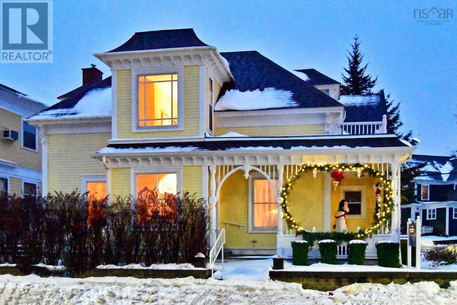 558 Main Street, Mahone Bay, Nova Scotia  B0J 2E0 - Photo 1 - 202600920