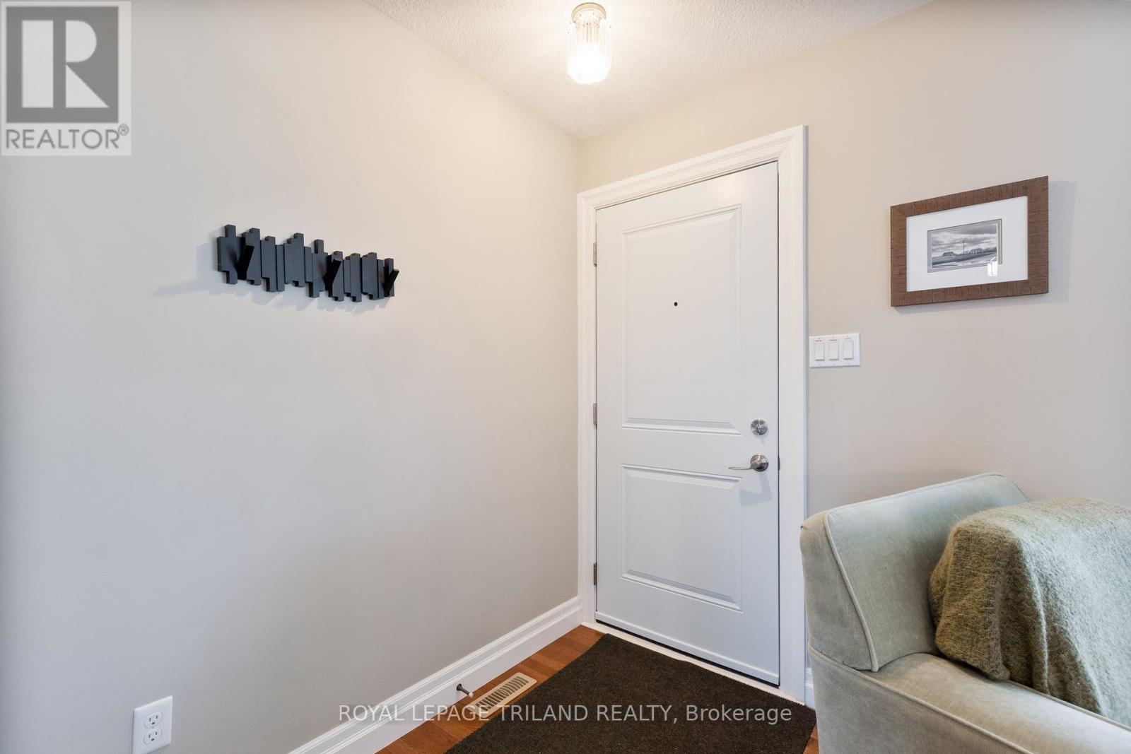 Photo 4 of 38 for 41 Dunwich Drive