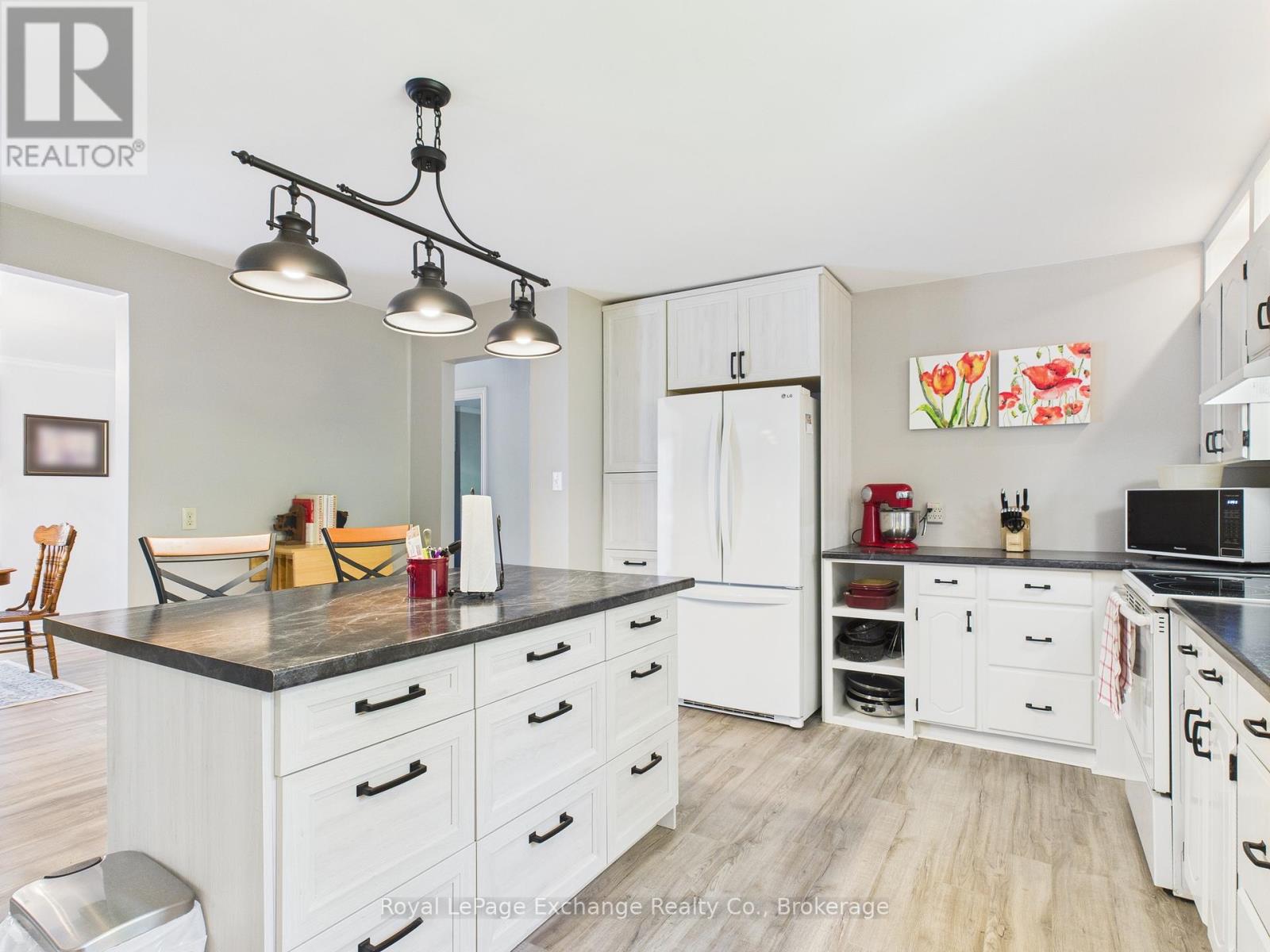 105 Menomini Road, Huron-Kinloss, Ontario  N2Z 2X3 - Photo 12 - X12830830