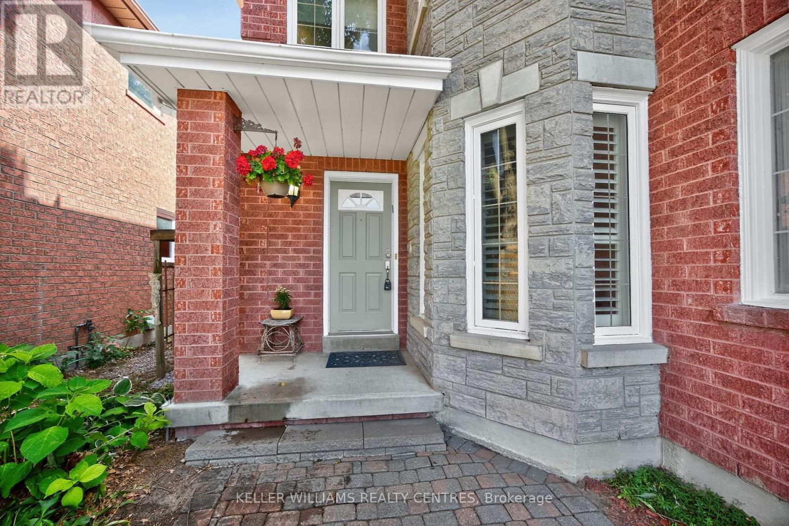 591 Plantation Gate, Newmarket, Ontario  L3X 2C2 - Photo 2 - N12842638