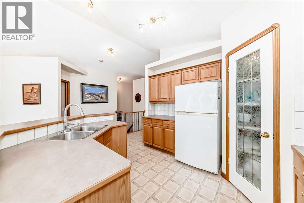 220 Rocky Ridge Villas NW, Calgary, Alberta  T3G 4R3 - Photo 10 - A2297086