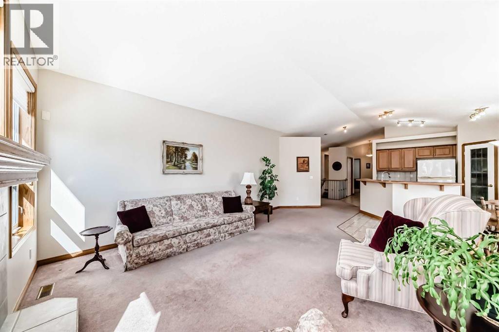 220 Rocky Ridge Villas NW, Calgary, Alberta  T3G 4R3 - Photo 7 - A2297086