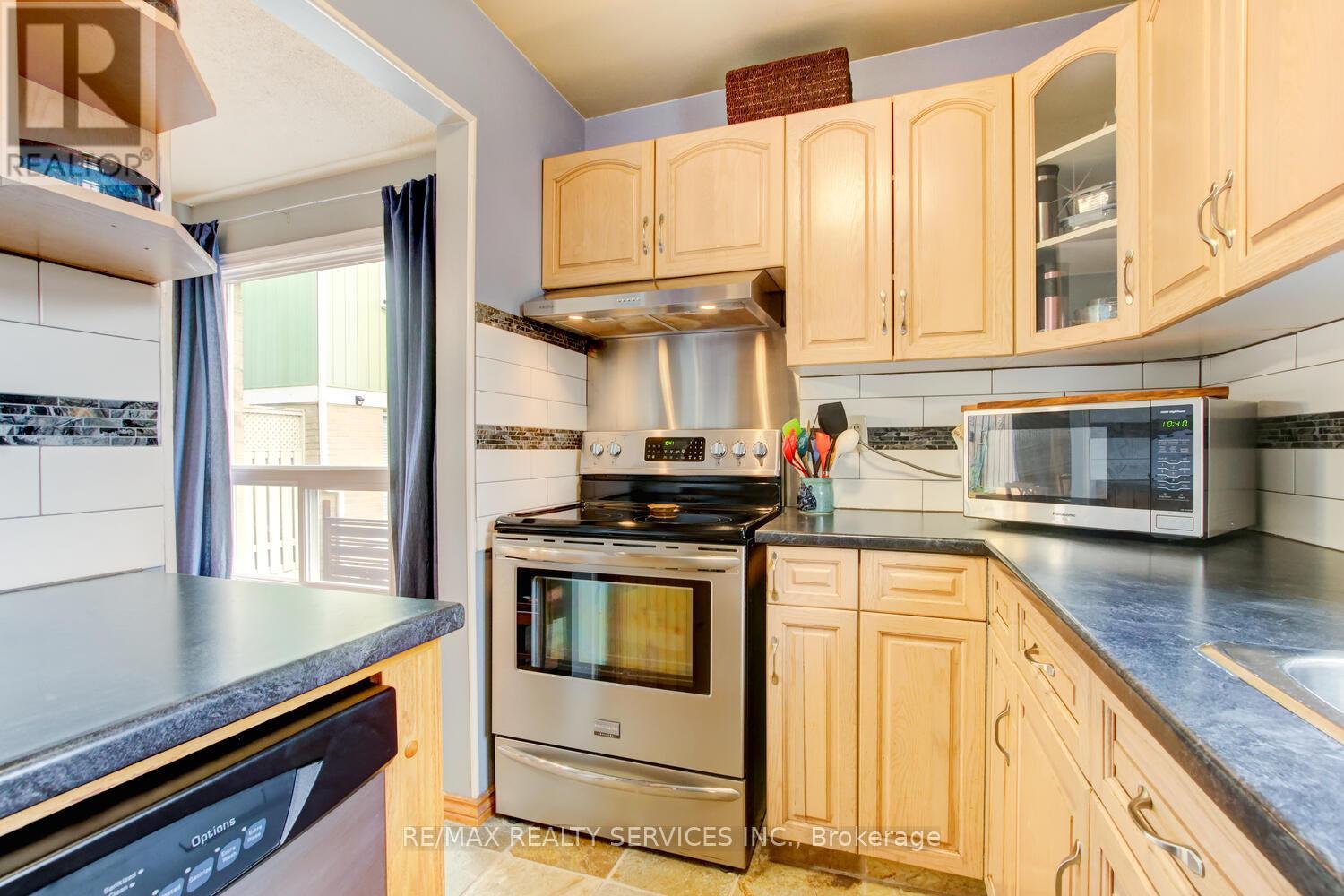 7 Hamlet Court, Brampton, Ontario  L6S 1X5 - Photo 5 - W13023638