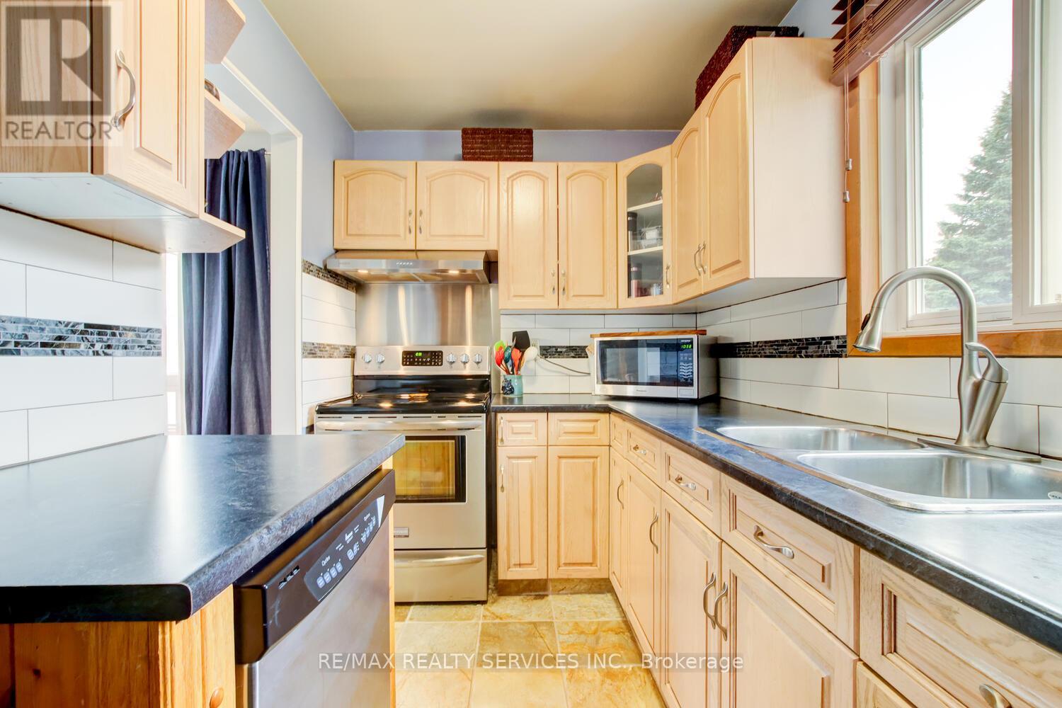 7 Hamlet Court, Brampton, Ontario  L6S 1X5 - Photo 9 - W13023638