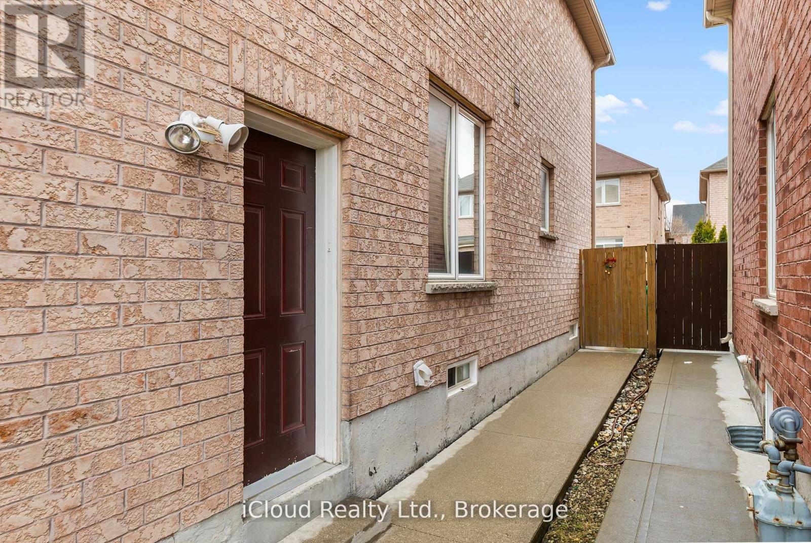 75 Iron Block Drive, Brampton, Ontario  L7A 0J1 - Photo 4 - W13023696