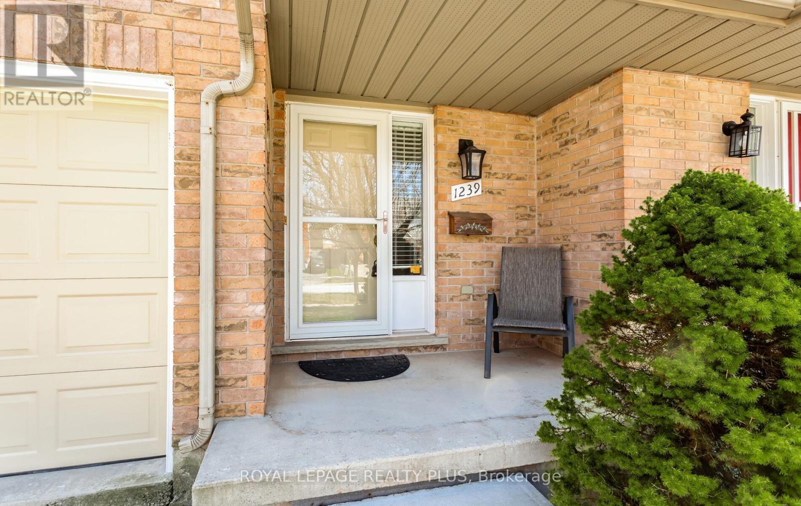 1239 Blanshard Drive, Burlington, Ontario  L7M 4N6 - Photo 2 - W13023738