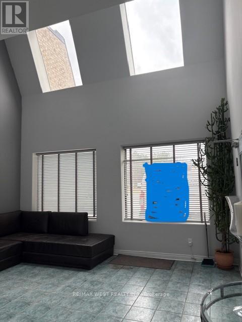 5 - 56 Pennsylvania Avenue, Vaughan, Ontario  L4K 3V9 - Photo 5 - N12970984