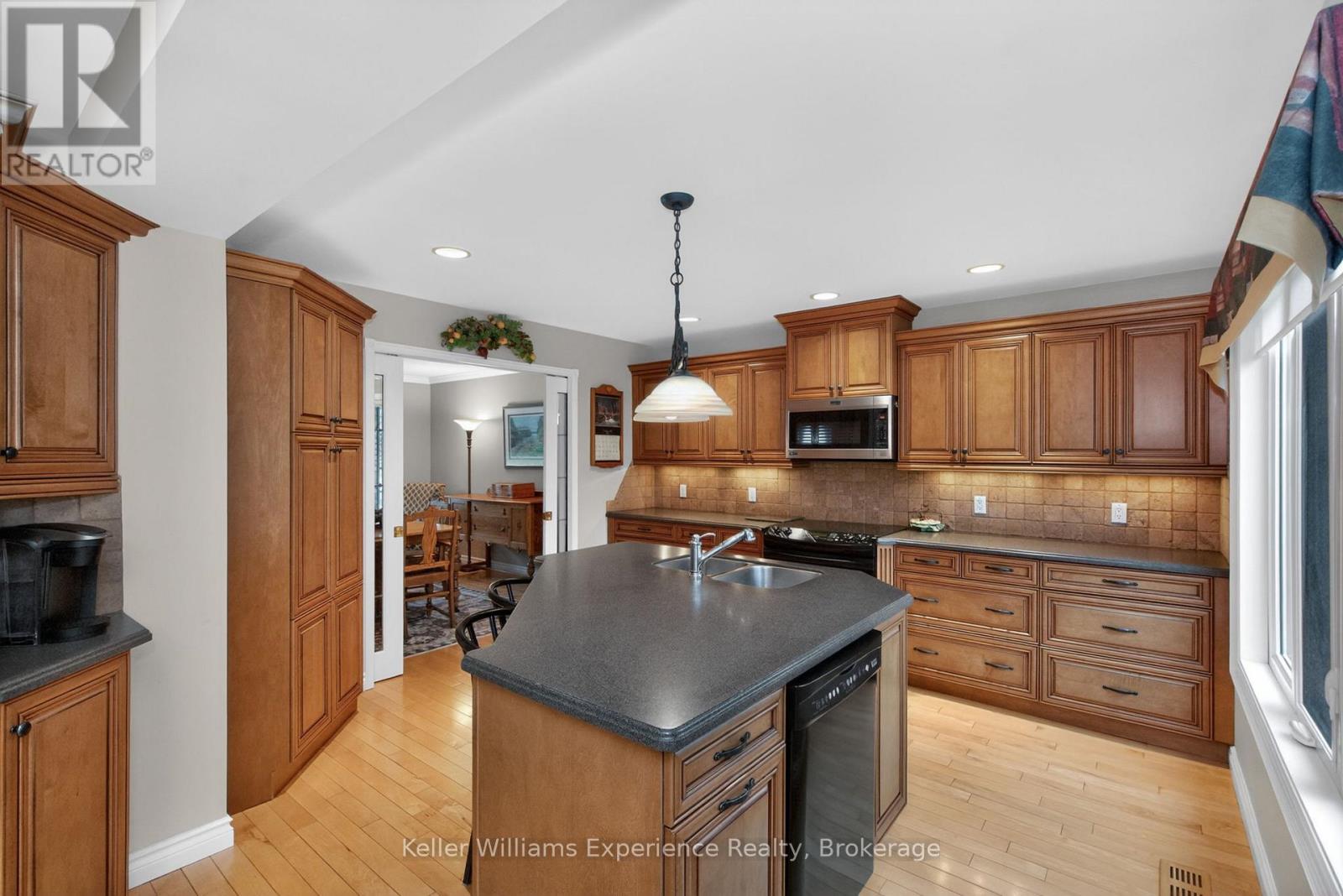 27 Rosewood Avenue, Springwater (Midhurst), Ontario  L0L 1X0 - Photo 8 - S13023902