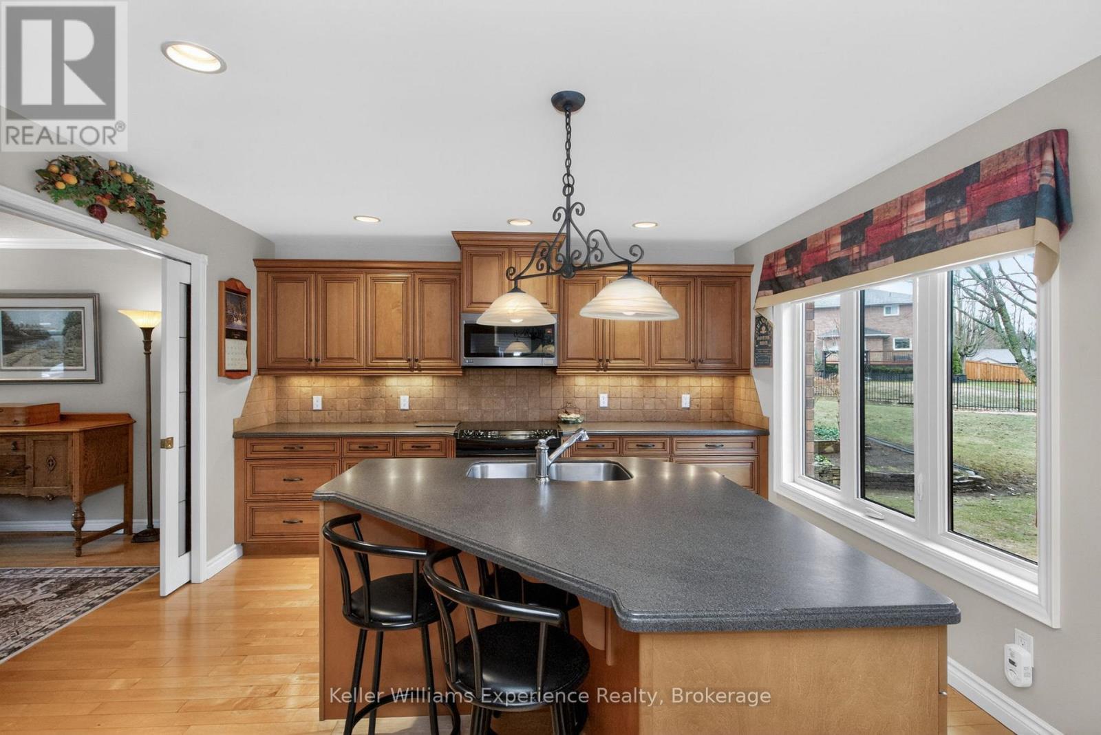 27 Rosewood Avenue, Springwater (Midhurst), Ontario  L0L 1X0 - Photo 9 - S13023902