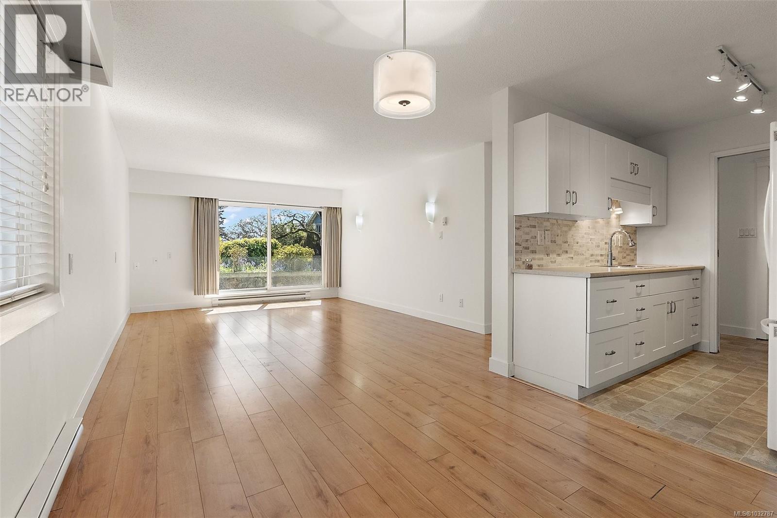 105 710 Lampson St, Esquimalt, British Columbia  V9A 6A6 - Photo 7 - 1032787