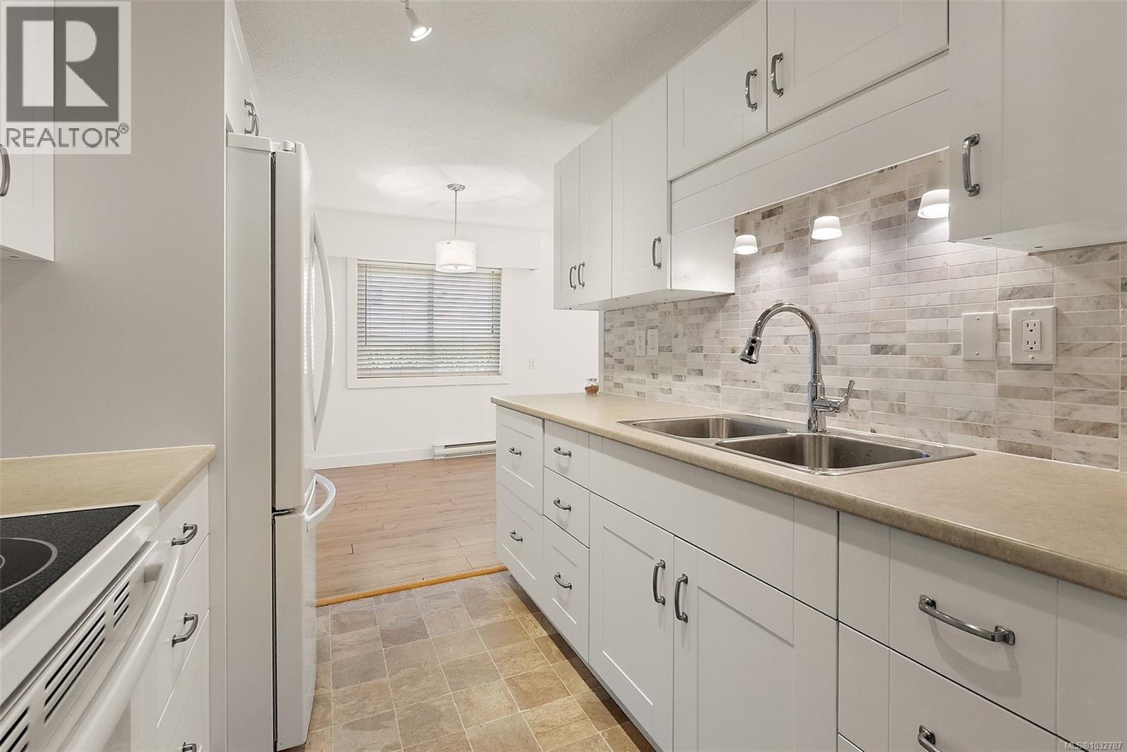 105 710 Lampson St, Esquimalt, British Columbia  V9A 6A6 - Photo 8 - 1032787