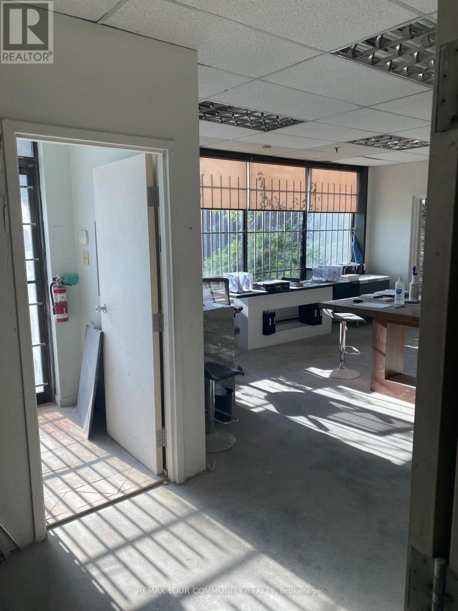 8-9 - 425 Eddystone Avenue, Toronto, Ontario  M3N 1H8 - Photo 3 - W13023874