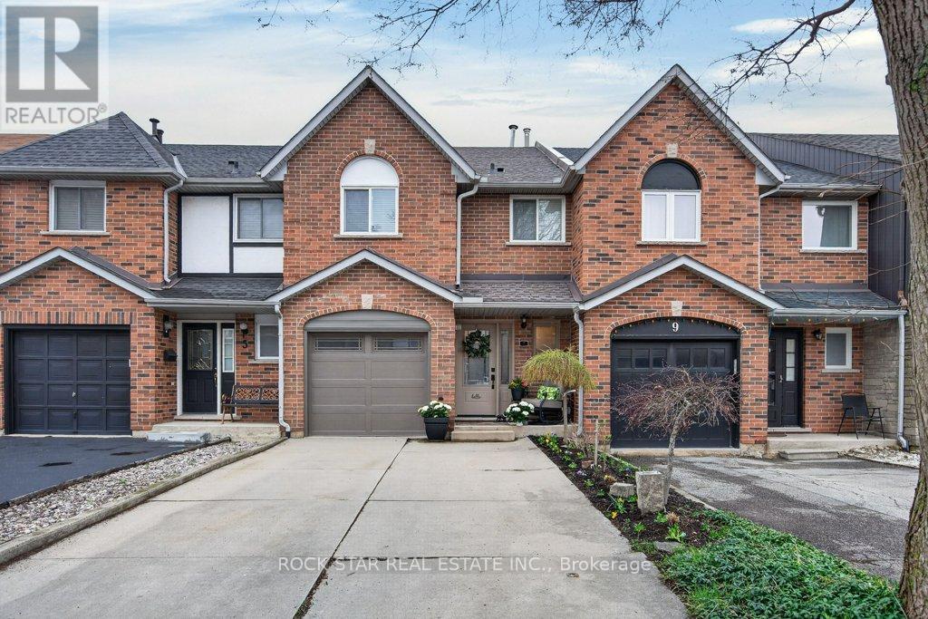 7 Perthshire Court, Hamilton, Ontario  L9B 2H1 - Photo 2 - X13023860