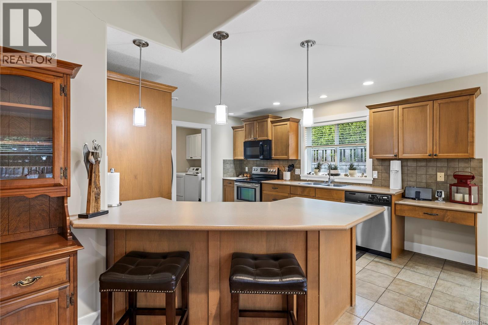 588 Viking Way, French Creek, British Columbia  V9P 2Z5 - Photo 3 - 1032743