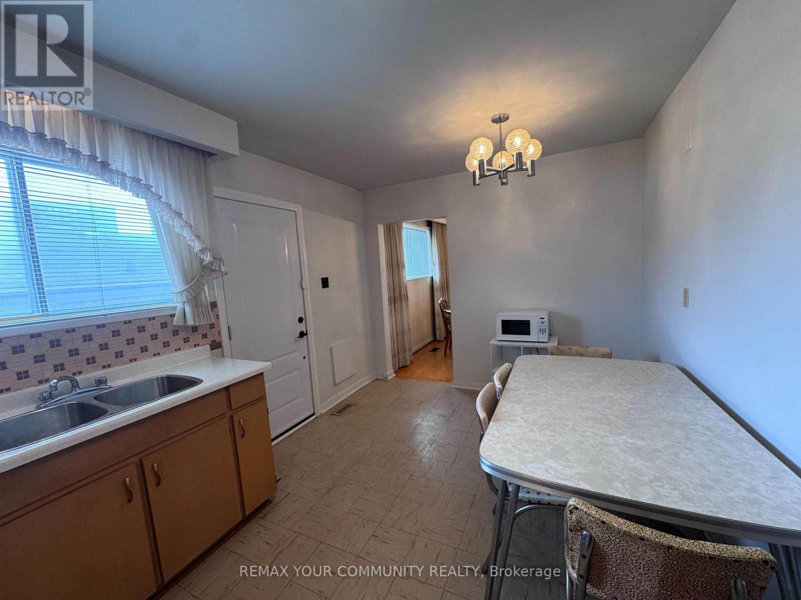 Upper - 300 Driftwood Avenue, Toronto, Ontario  M3N 2P1 - Photo 13 - W13022110