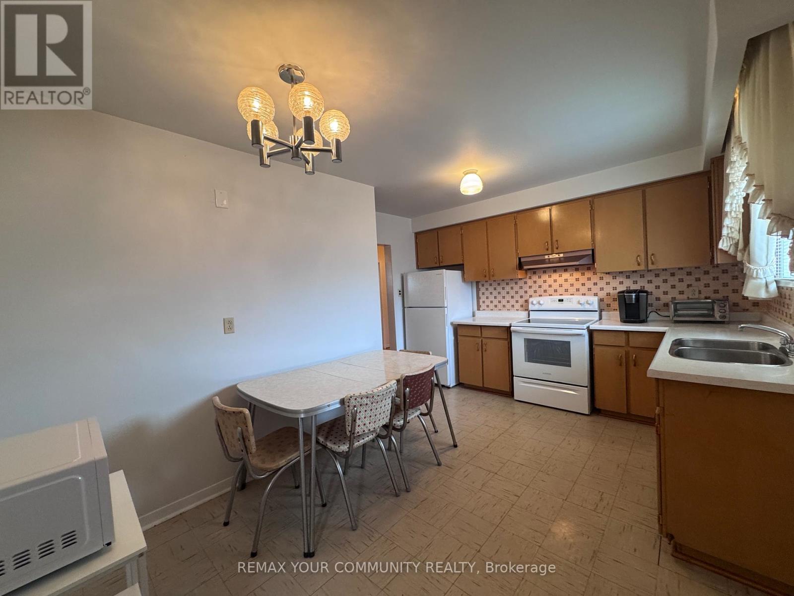 Upper - 300 Driftwood Avenue, Toronto, Ontario  M3N 2P1 - Photo 11 - W13022110