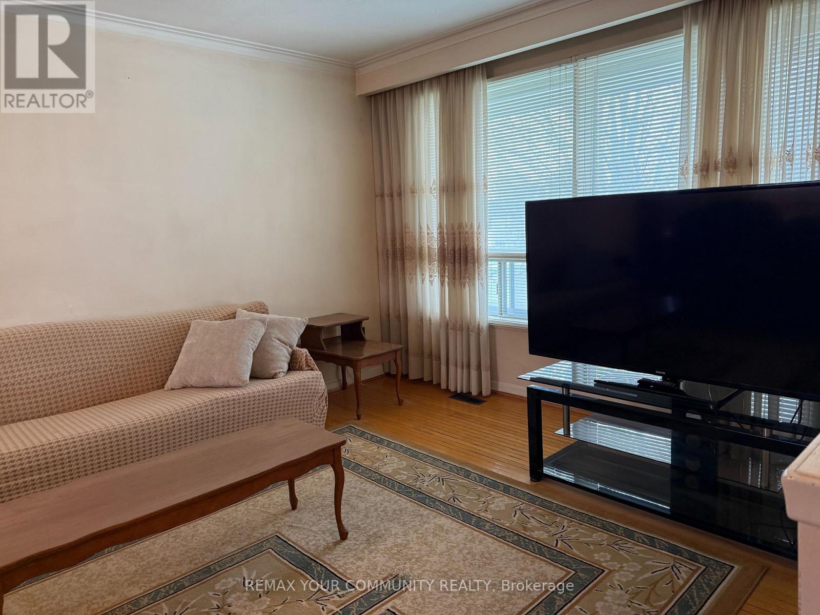 Upper - 300 Driftwood Avenue, Toronto, Ontario  M3N 2P1 - Photo 6 - W13022110