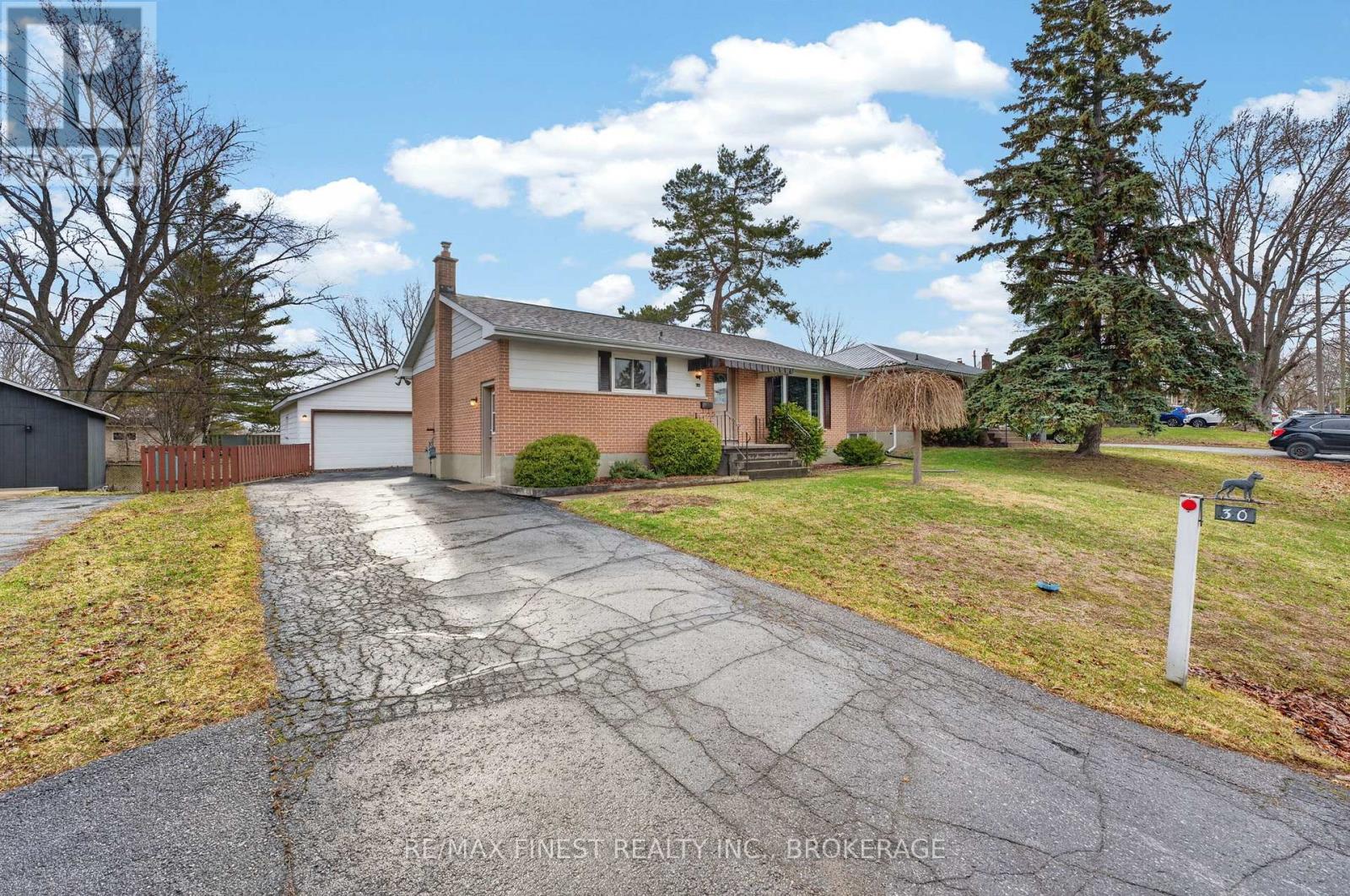 30 OXFORD CRESCENT, Loyalist, Ontario