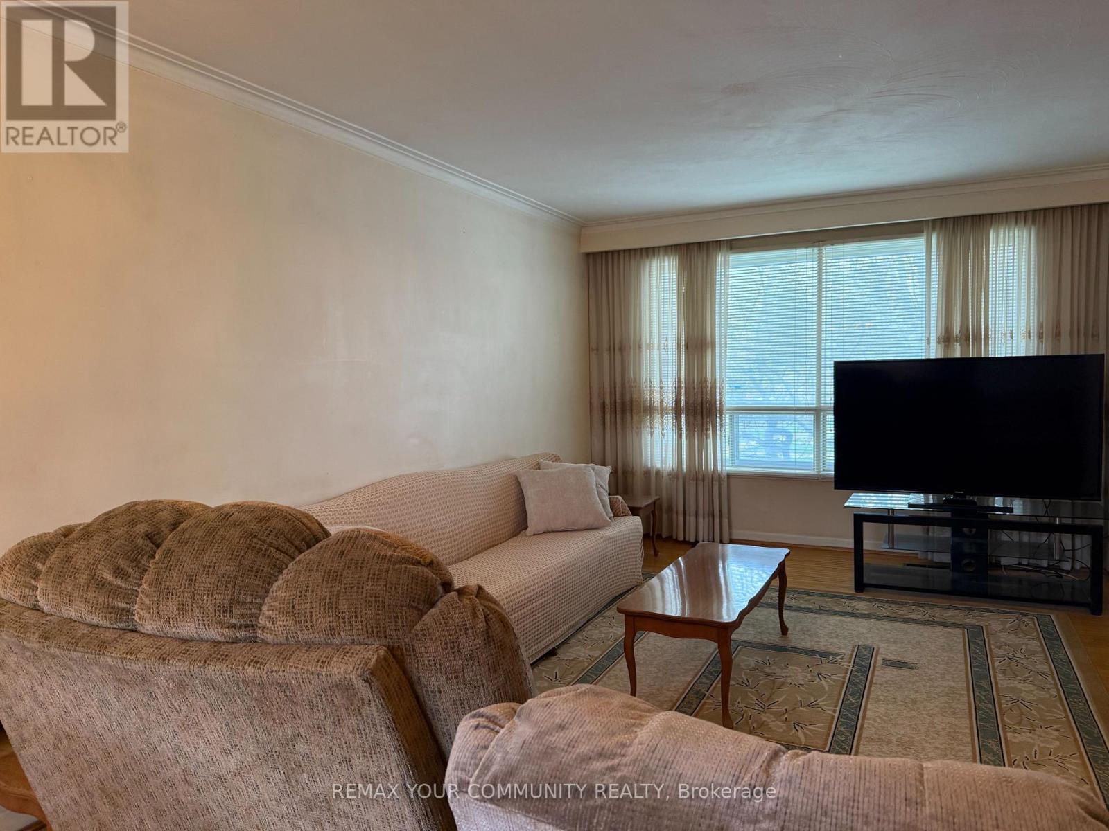 Upper - 300 Driftwood Avenue, Toronto, Ontario  M3N 2P1 - Photo 7 - W13022110