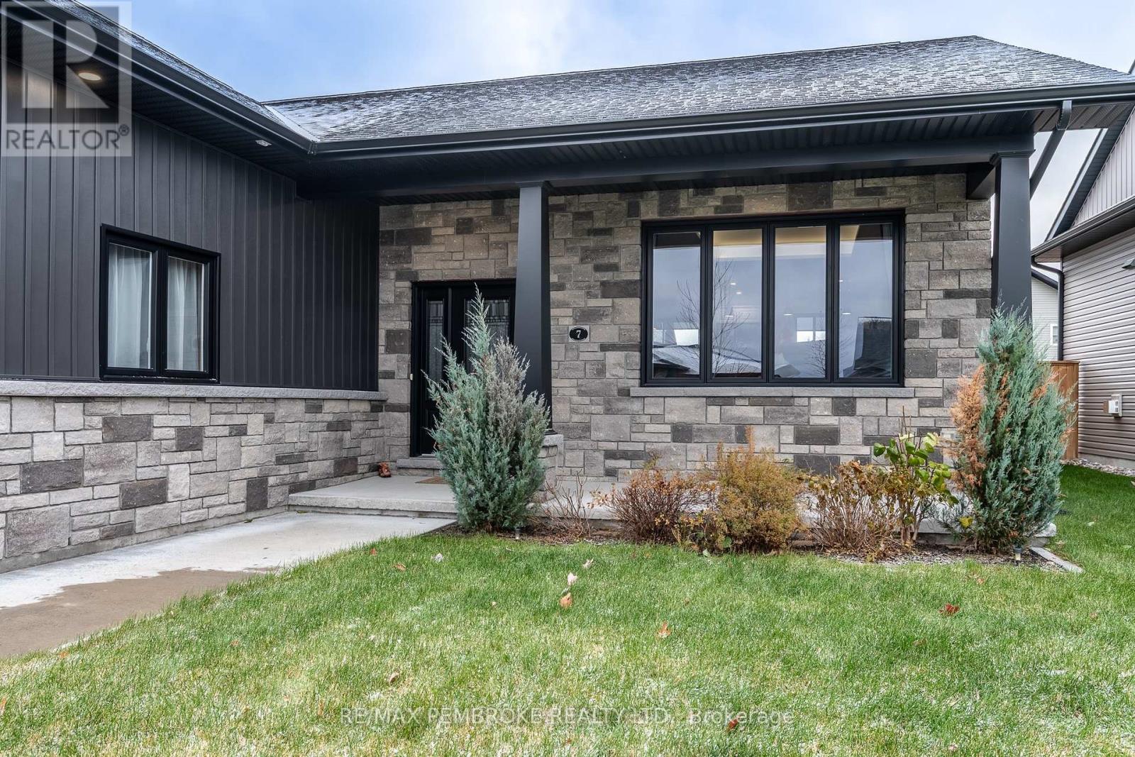 7 Drew Street, Petawawa, Ontario  K8H 0G9 - Photo 2 - X13023970