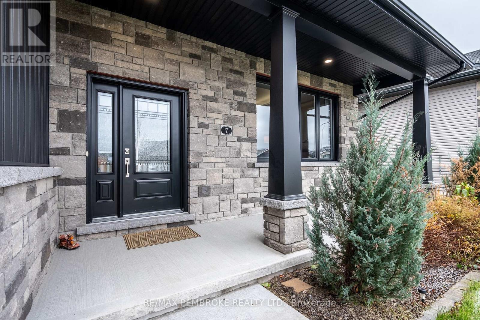 7 Drew Street, Petawawa, Ontario  K8H 0G9 - Photo 3 - X13023970