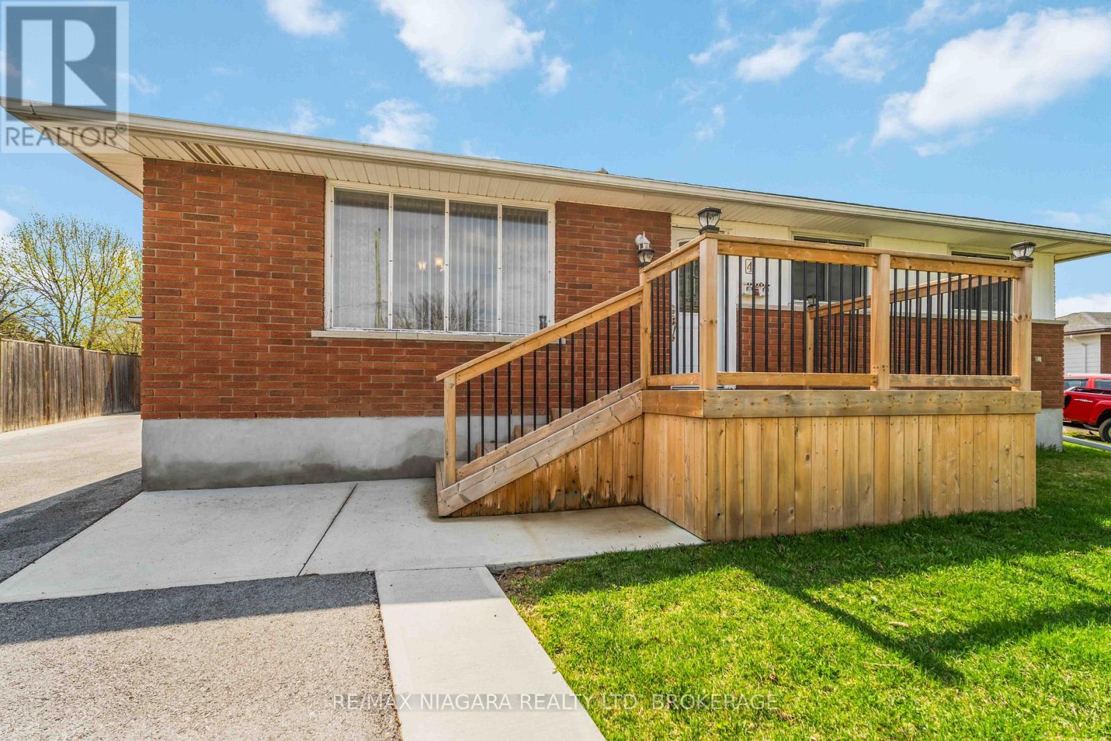 4 Rossie Place, St. Catharines, Ontario  L2P 2G6 - Photo 3 - X13024102