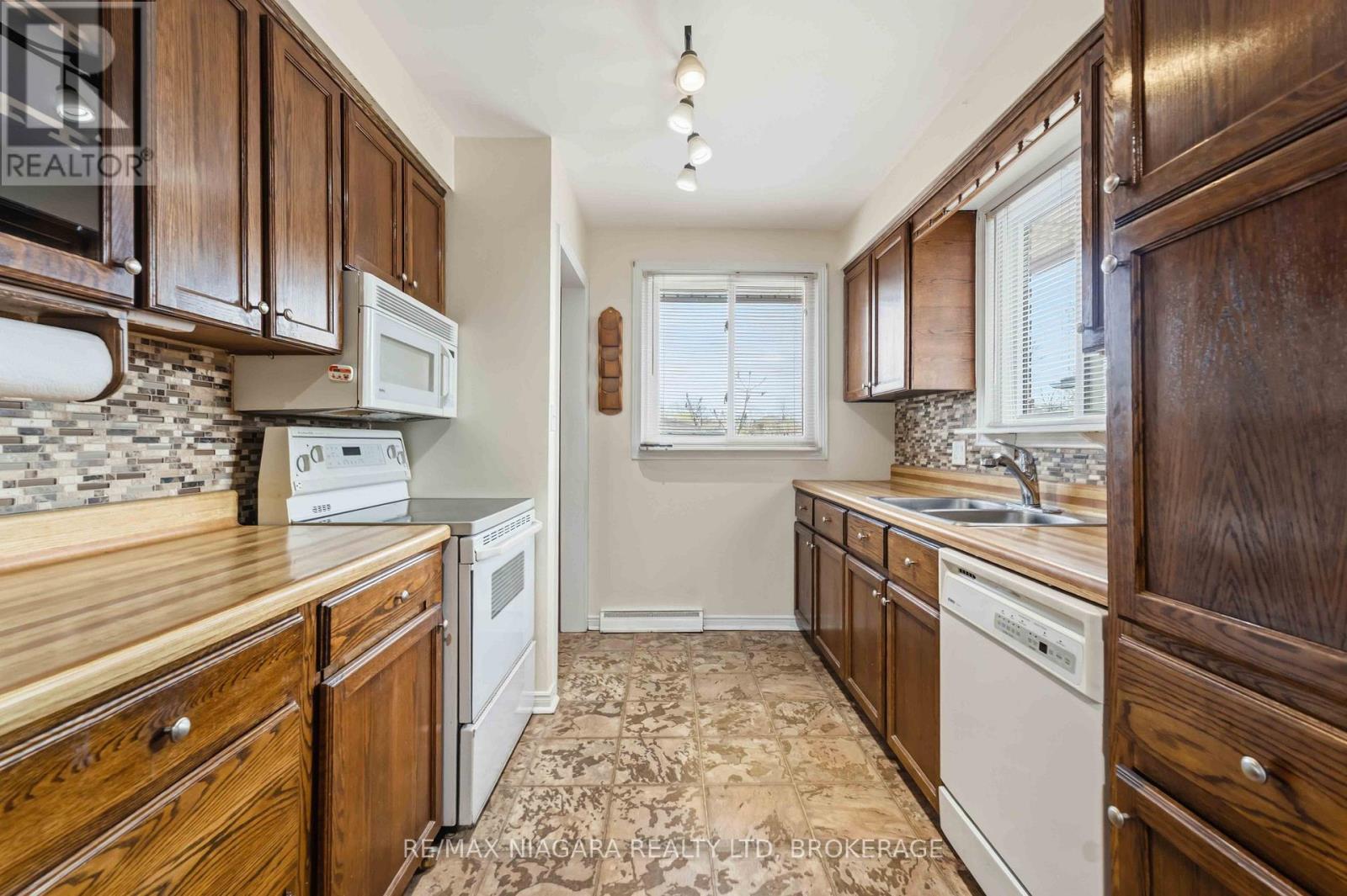 4 Rossie Place, St. Catharines, Ontario  L2P 2G6 - Photo 5 - X13024102