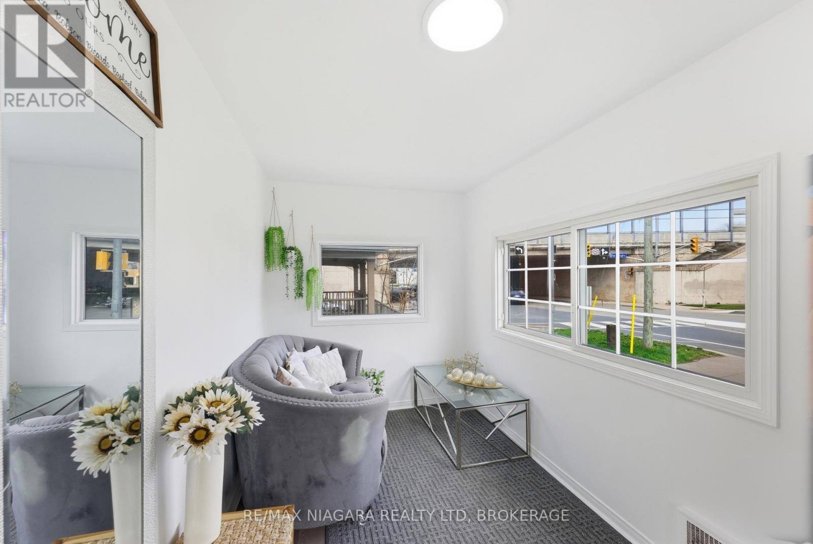 243 Geneva Street, St. Catharines, Ontario  L2R 4R2 - Photo 3 - X13024244