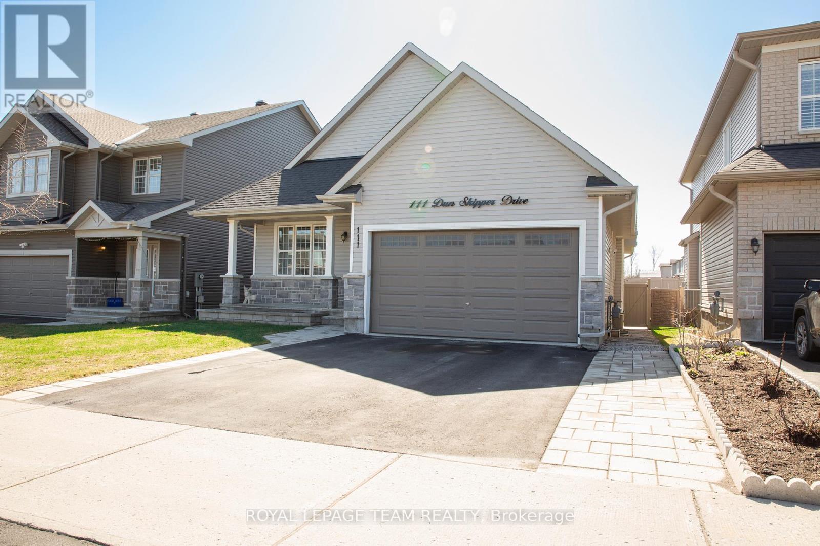 111 Dun Skipper Drive, Ottawa, Ontario  K1X 0G1 - Photo 2 - X12837782