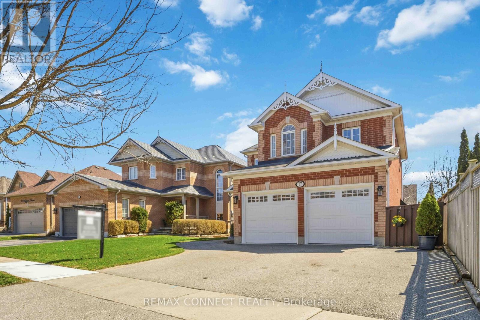 37 Duggan Avenue, Whitby, Ontario  L1M 1J1 - Photo 2 - E13023924