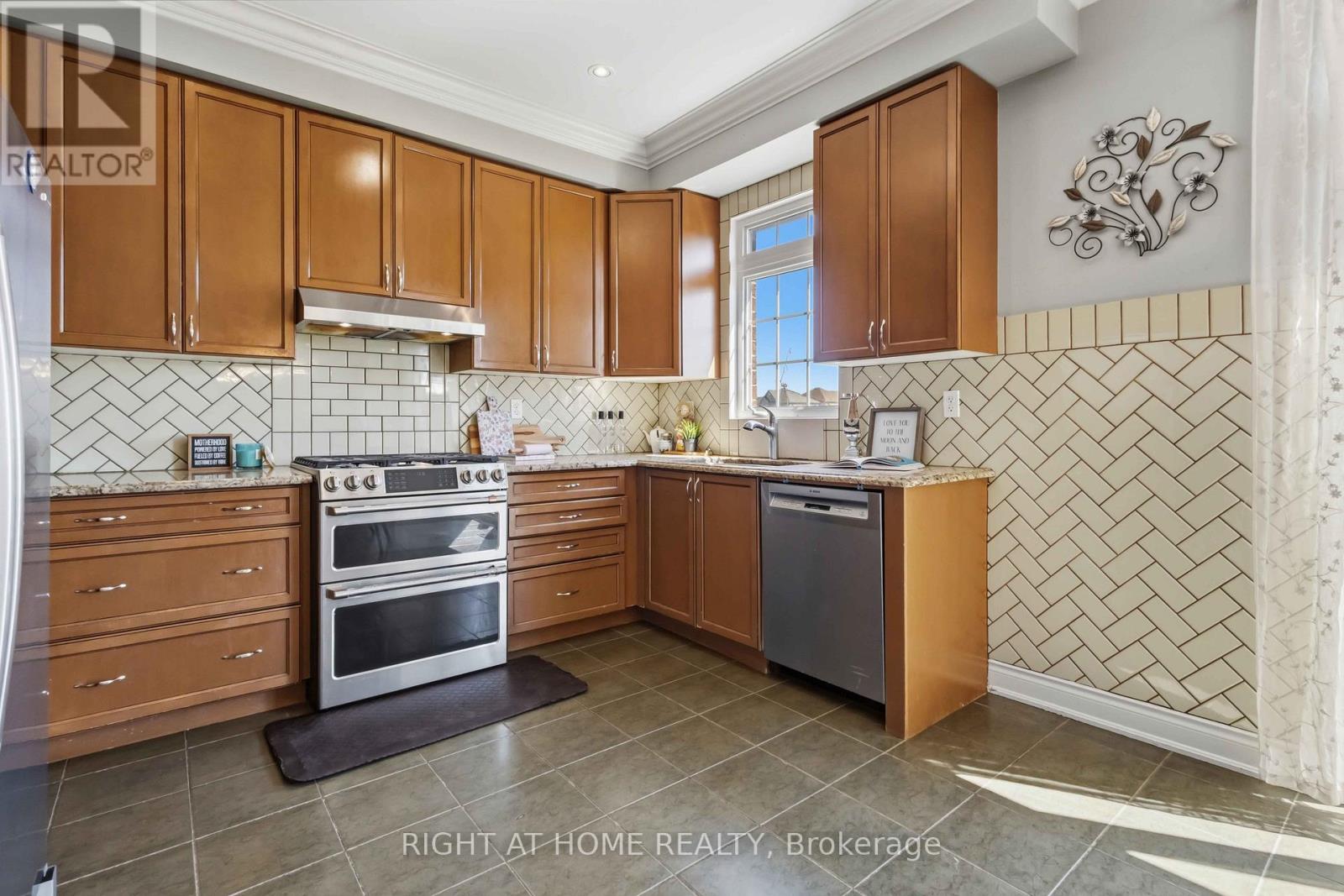 1649 Quail Run Drive, Oshawa, Ontario  L1K 0L9 - Photo 11 - E13024054