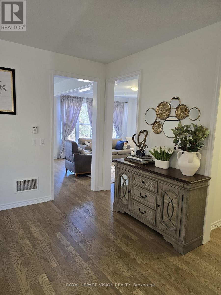 33 Bremner Street, Whitby, Ontario  L1R 1W5 - Photo 3 - E13000854