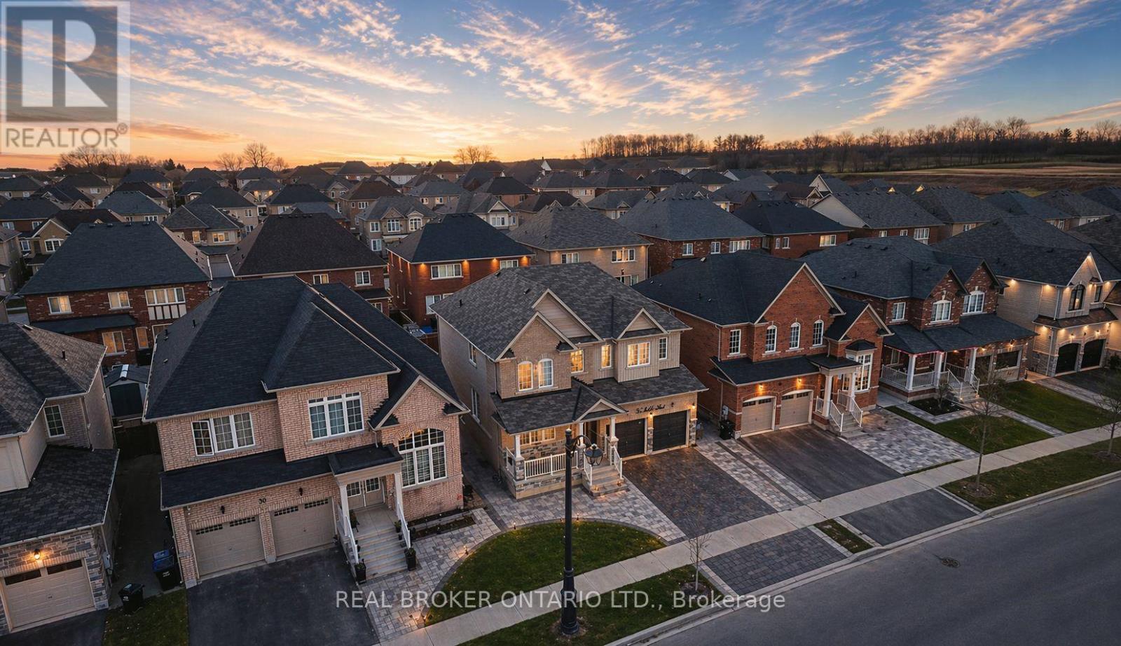 34 Kidd Street, Bradford West Gwillimbury, Ontario  L3Z 0V5 - Photo 2 - N12995946