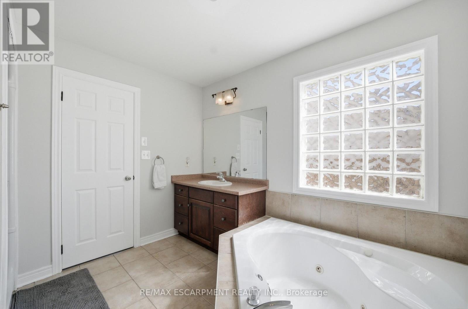 426 Barrington Court, Fort Erie, Ontario  L0S 1N0 - Photo 15 - X13024198