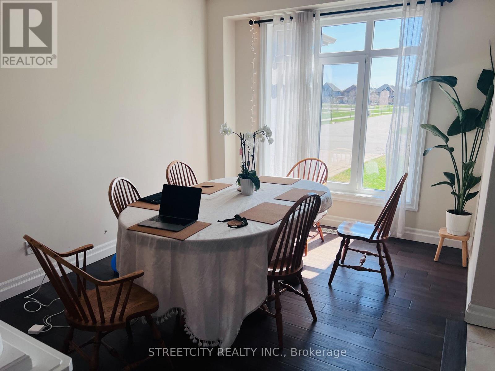 Photo 6 of 33 for 878 Zaifman Circle