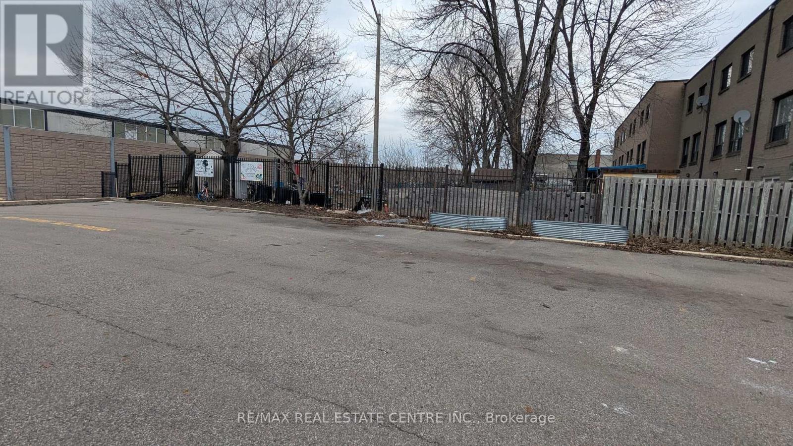 109 Lotherton Pathway, Toronto, Ontario  M6B 2G6 - Photo 23 - W12629352