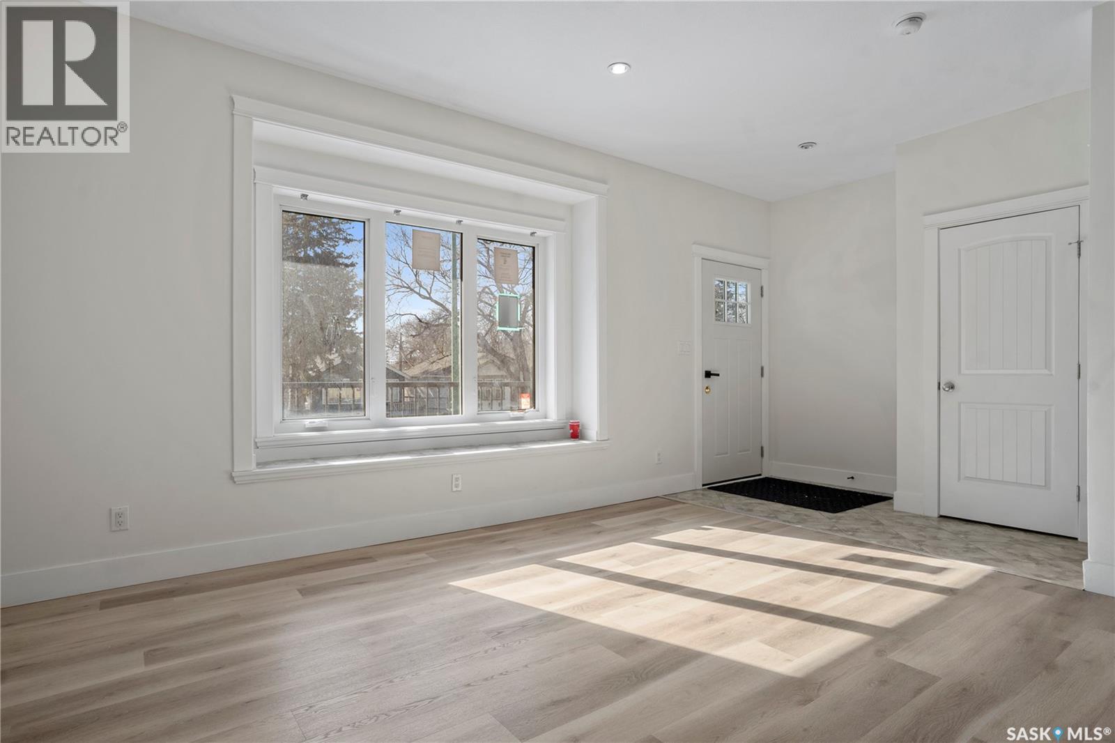 949 Robinson Street, Regina, Saskatchewan  S4T 2M6 - Photo 2 - SK033379