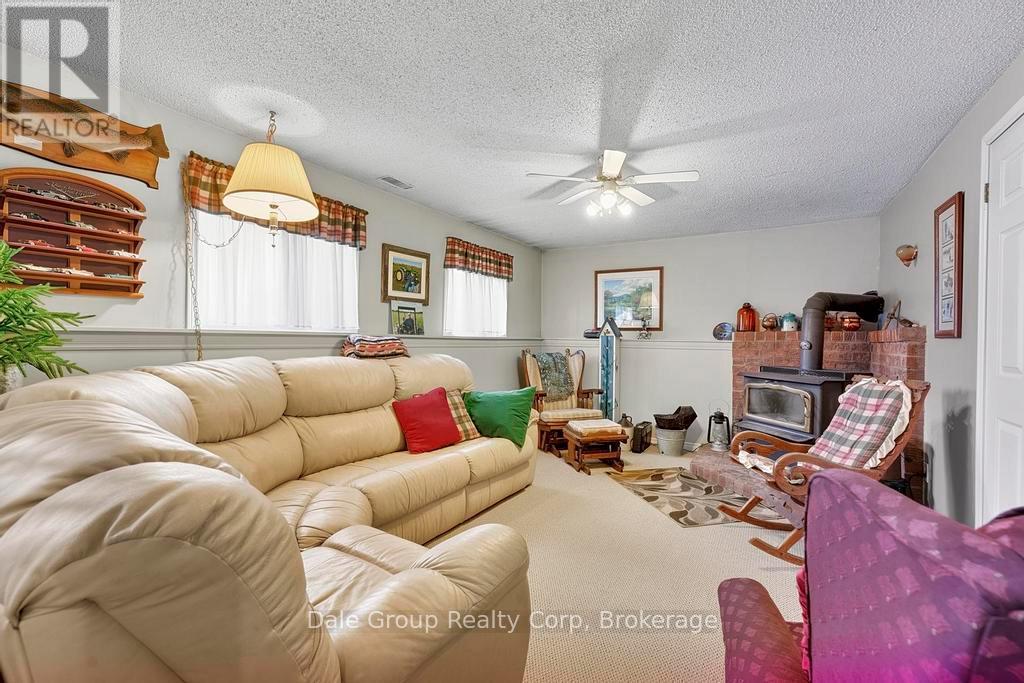 Photo 23 of 37 for 41850 Moncrieff Road E