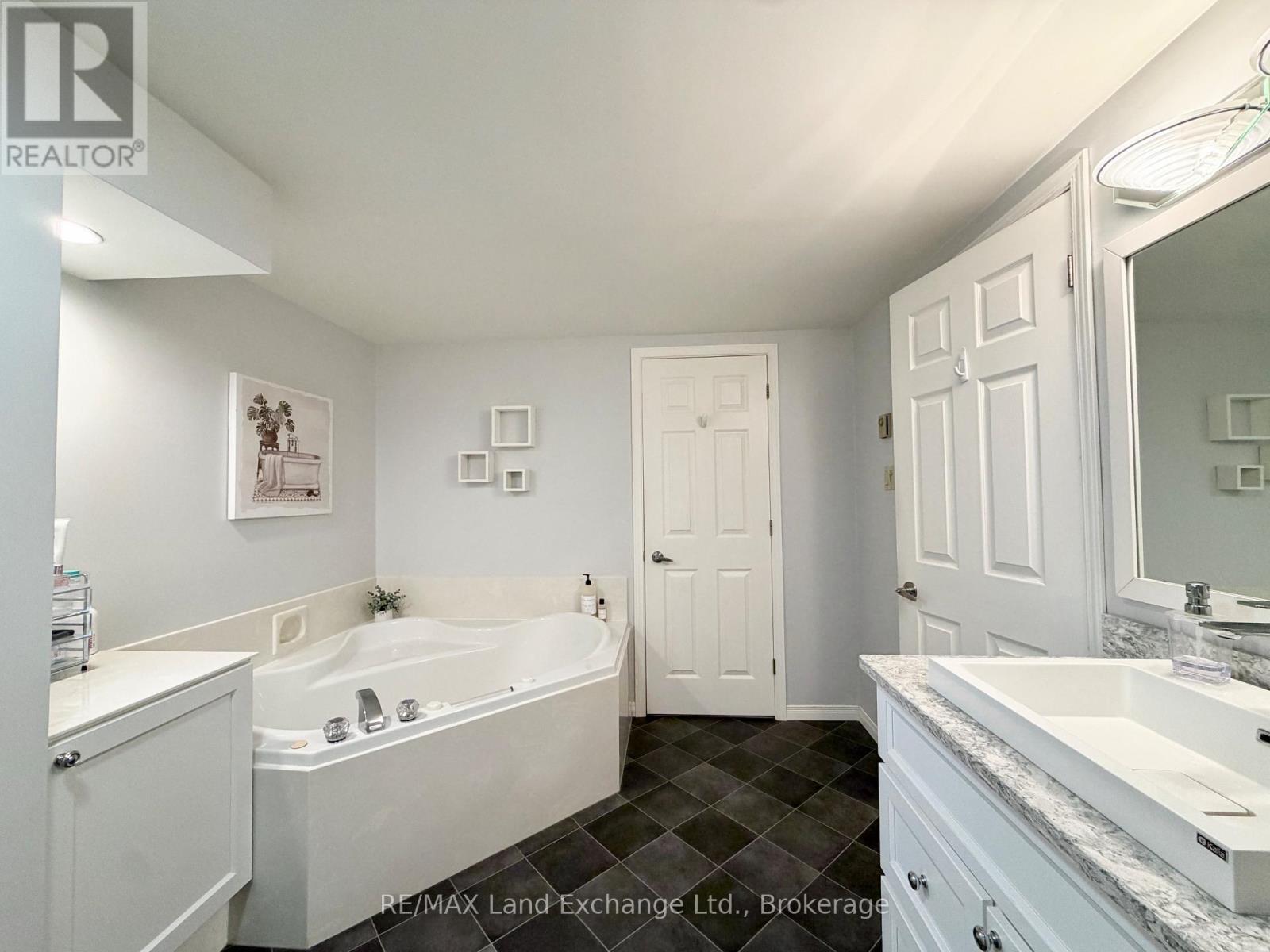 712 Louis Street, Saugeen Shores, Ontario  N0H 2C4 - Photo 20 - X13024426