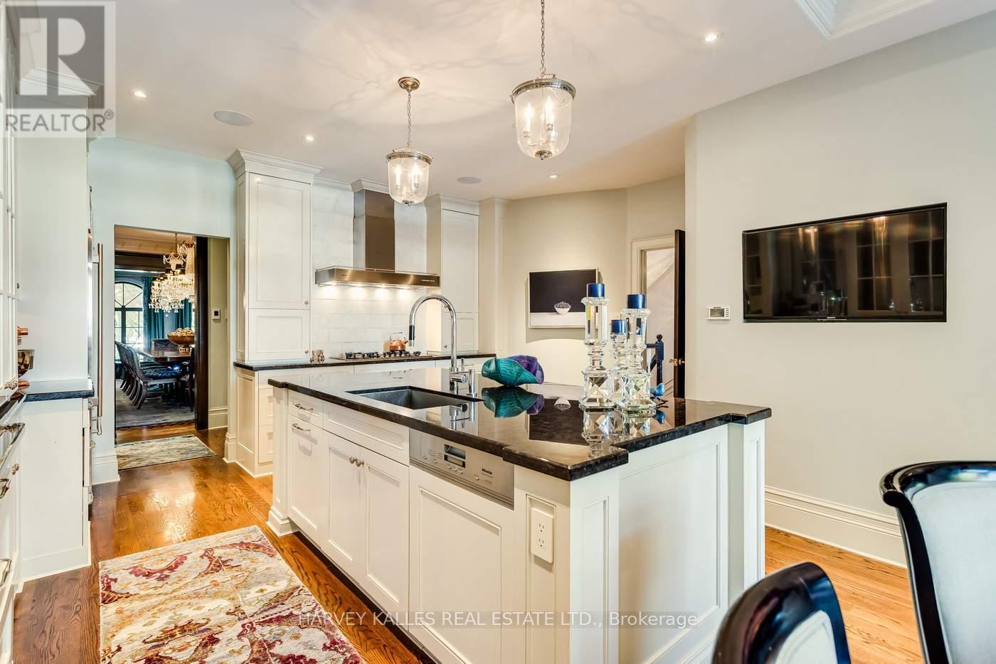 92 South Drive, Toronto, Ontario  M4W 1R6 - Photo 18 - C13024424