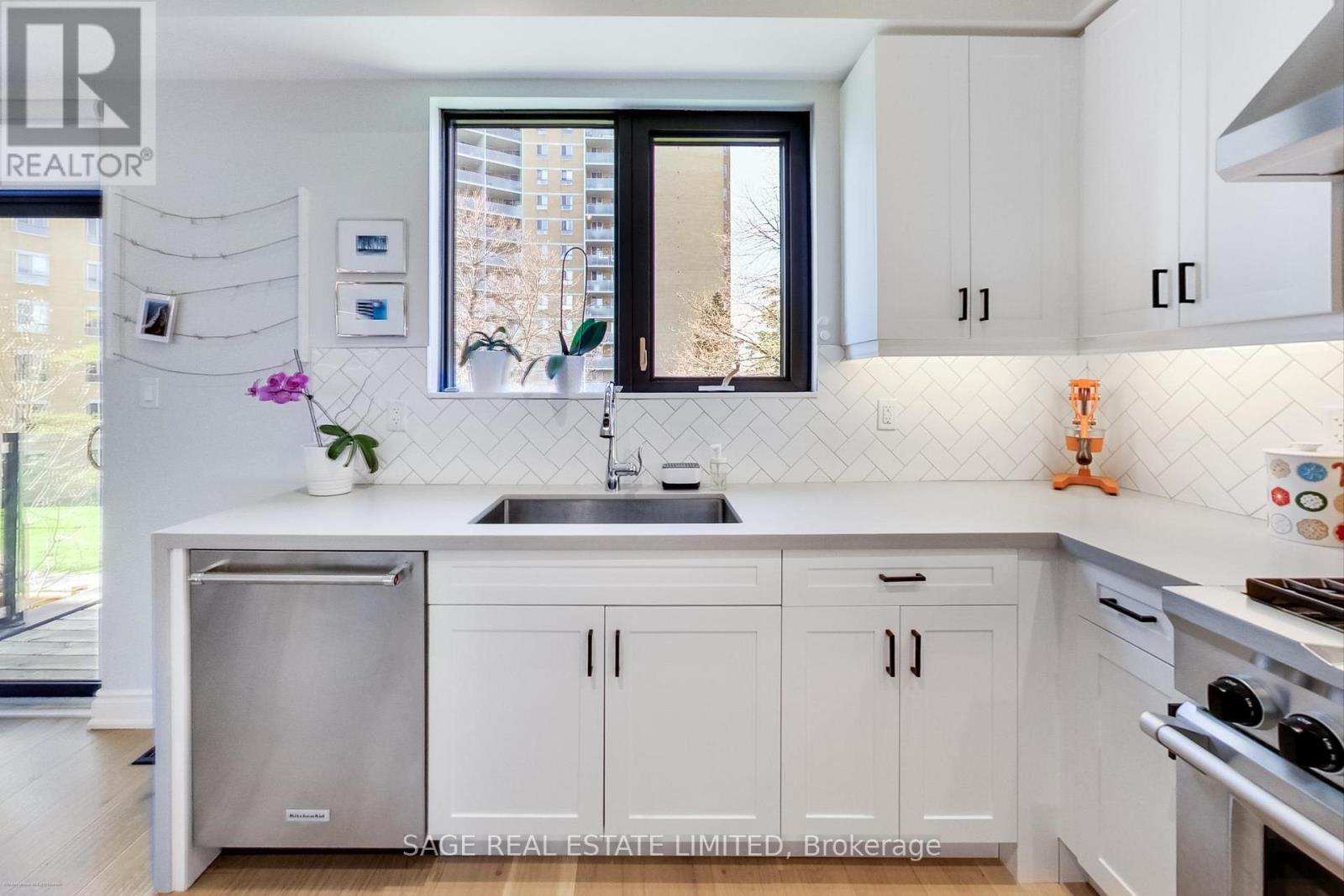 66 Pony Farm Drive, Toronto, Ontario  M9R 0B3 - Photo 6 - W13024414