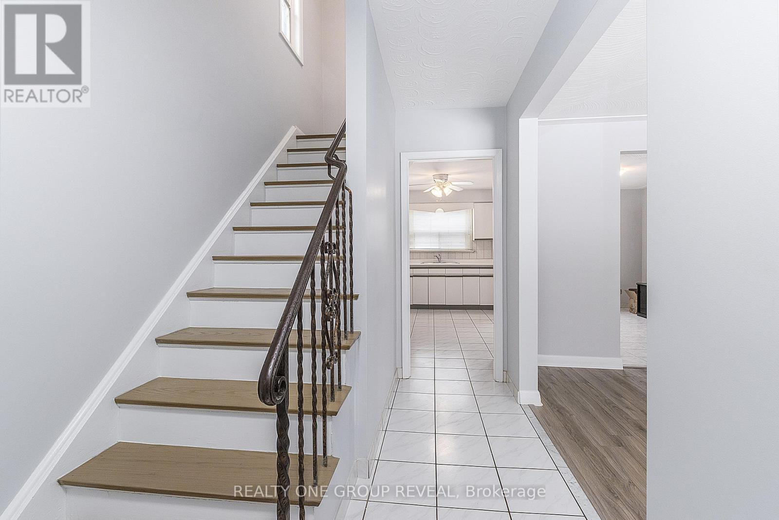 12 Thurodale Avenue, Toronto, Ontario  M6M 3B3 - Photo 15 - W12862924