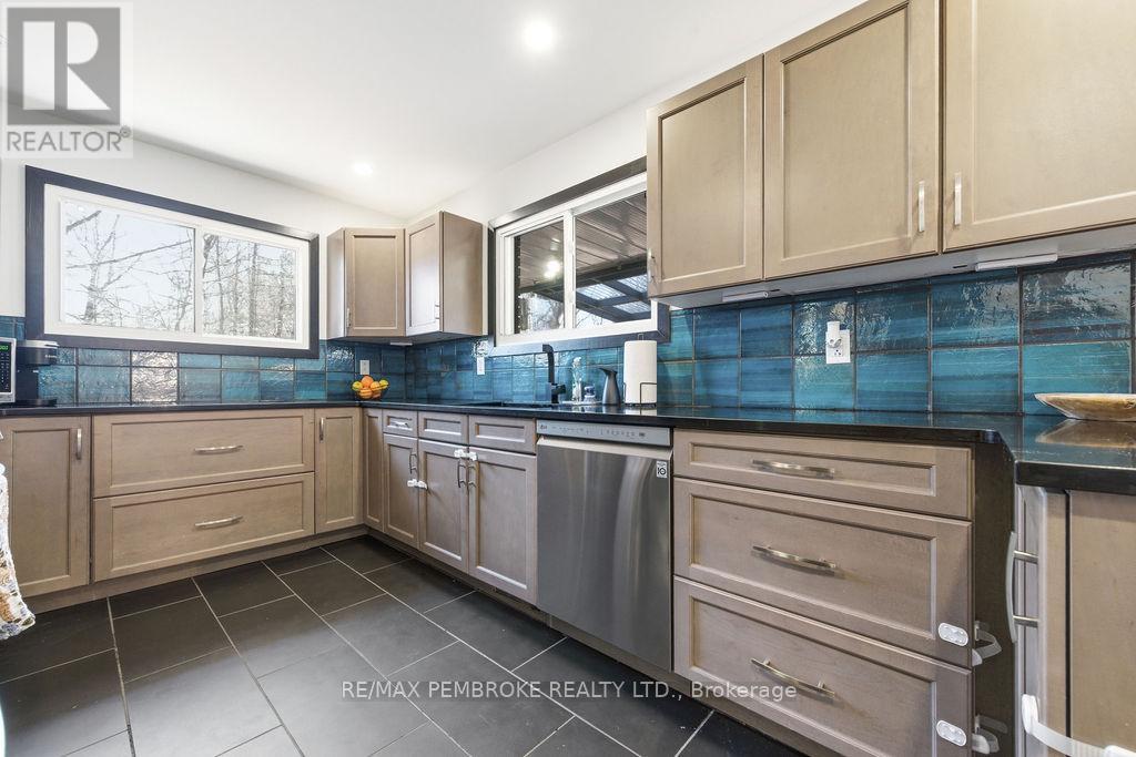 551 Laurentian Drive, Petawawa, Ontario  K8H 2M5 - Photo 13 - X13024746