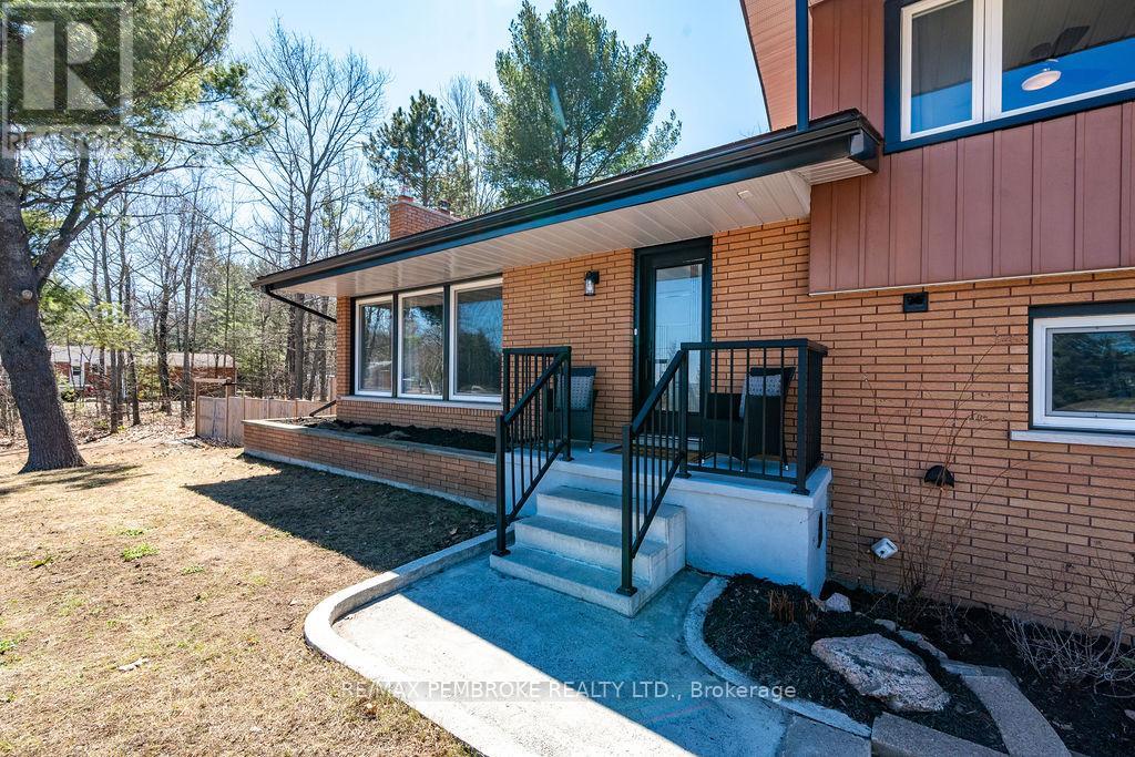 551 Laurentian Drive, Petawawa, Ontario  K8H 2M5 - Photo 2 - X13024746