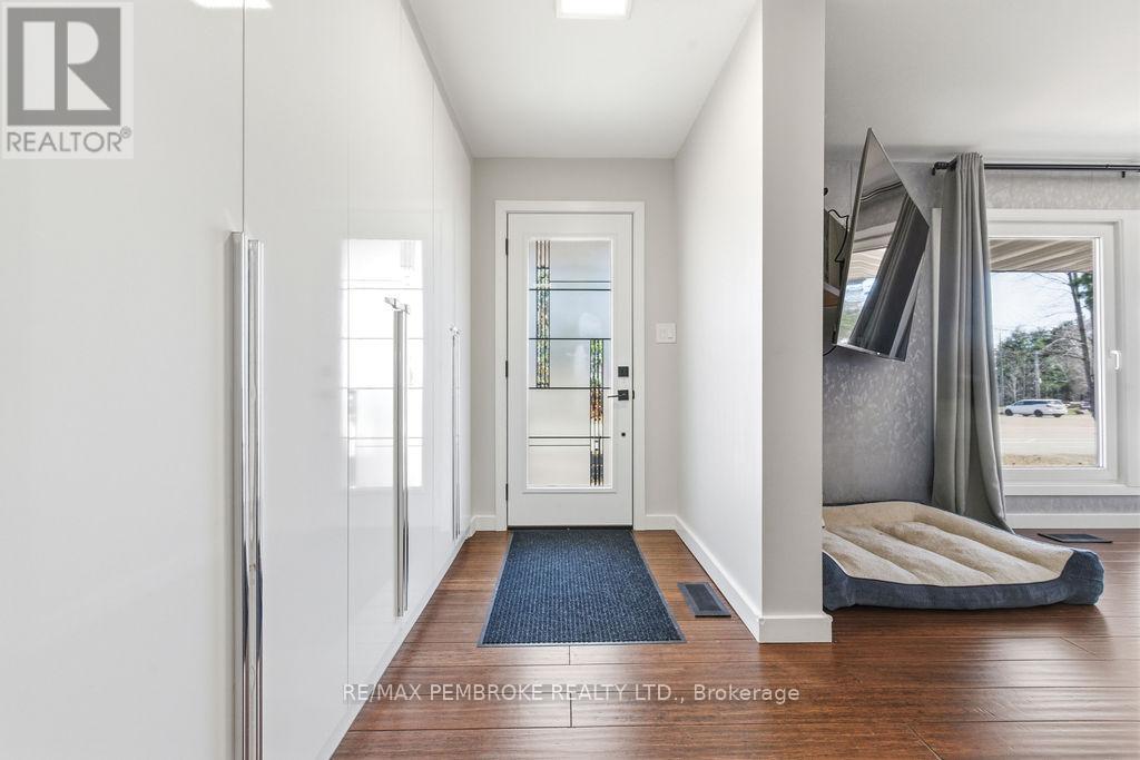 551 Laurentian Drive, Petawawa, Ontario  K8H 2M5 - Photo 3 - X13024746