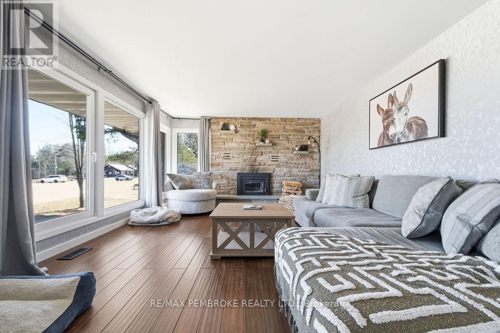 551 Laurentian Drive, Petawawa, Ontario  K8H 2M5 - Photo 4 - X13024746