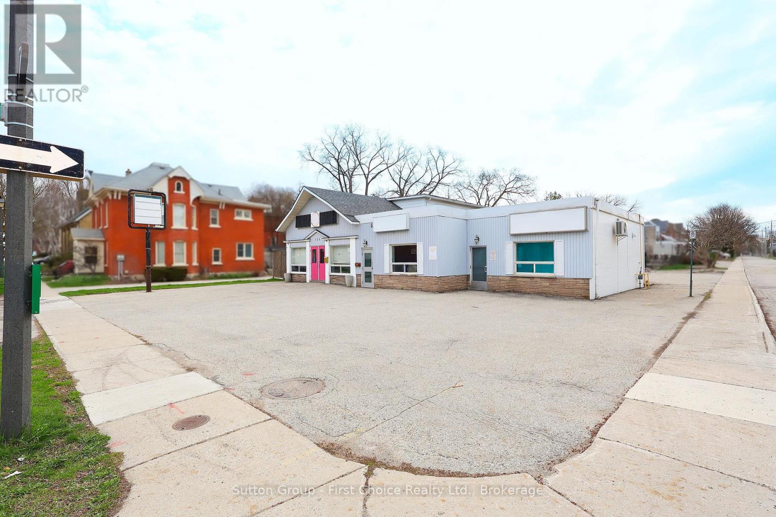 123 Waterloo Street S, Stratford, Ontario  N5A 4B3 - Photo 2 - X12756890