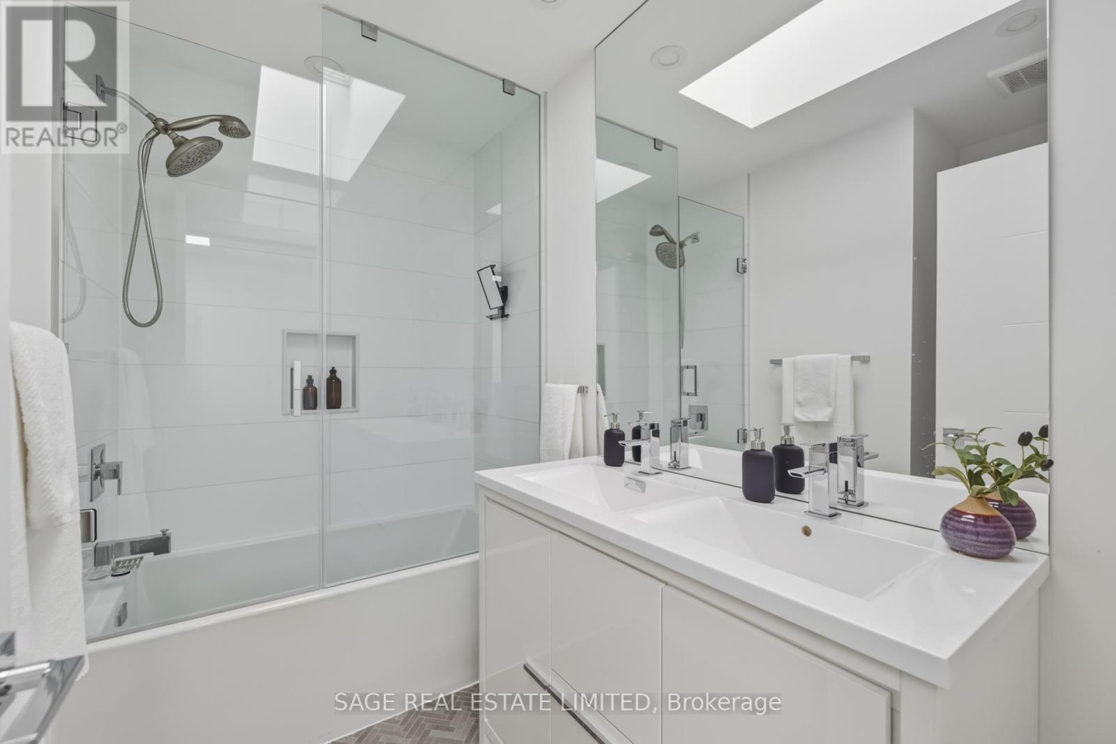 99a Memorial Park Avenue, Toronto, Ontario  M4J 2K1 - Photo 17 - E13024606