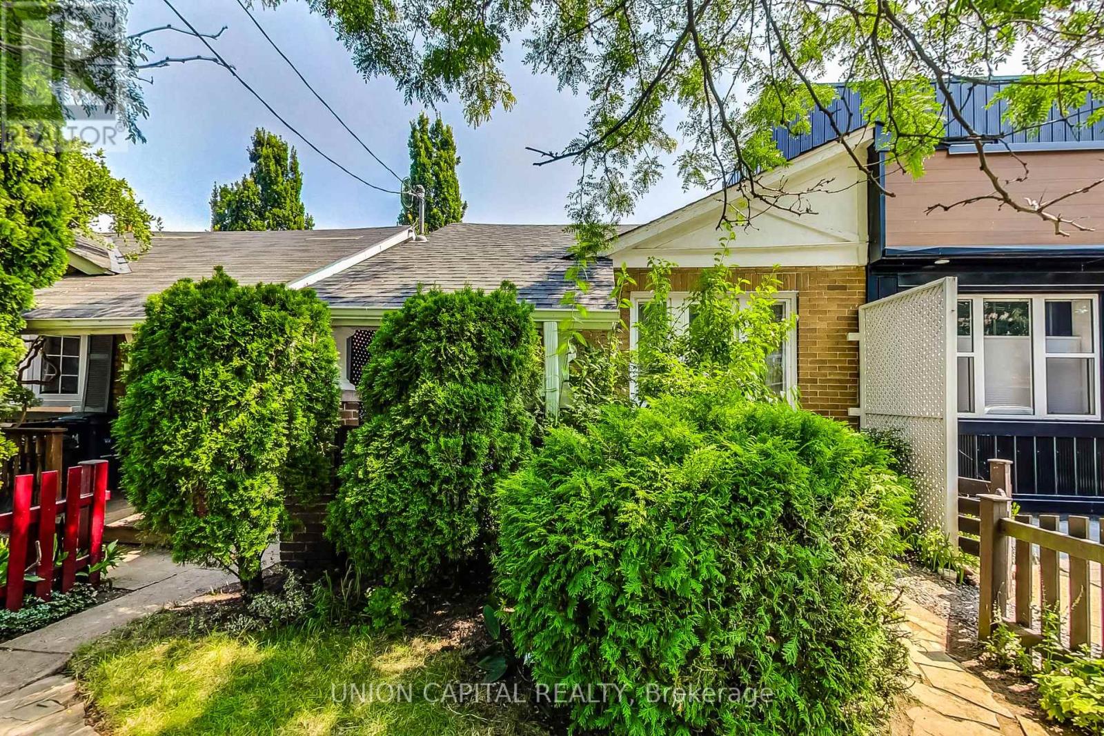 Upper - 317 Victoria Park Avenue, Toronto, Ontario  M4E 3S7 - Photo 2 - E13024748